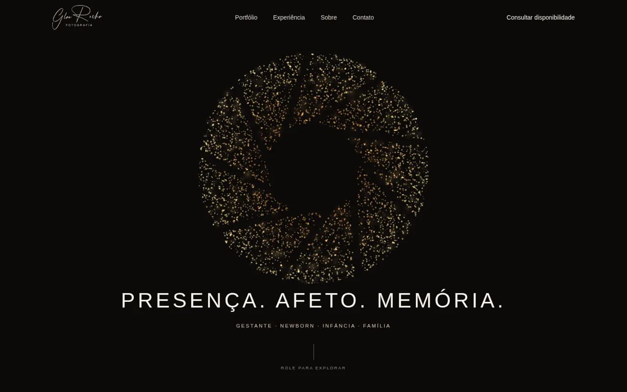 Home da Glau Rocha Fotografia: 'Presença. Afeto. Memória.', com anel de partículas douradas sobre fundo preto.